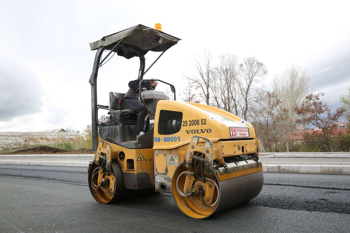 An asphalt roller on a freshly rolled surface